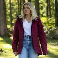 prapeak-univers-plein-air-photo-in-situ-veste-legere-bordeaux-femme-min